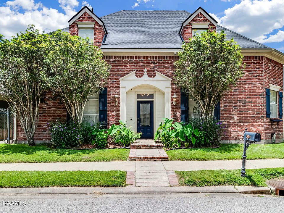 1st image of 301 W Brentwood Blvd