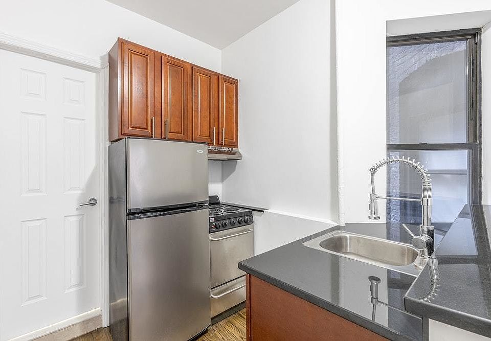 2nd image of 174 Thompson St #2R