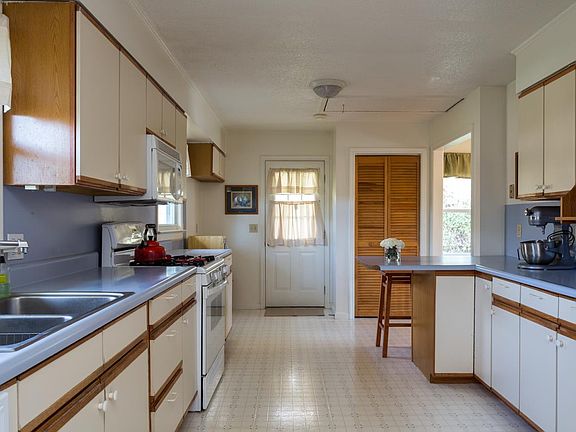 3rd image of 138 Lynden Pl