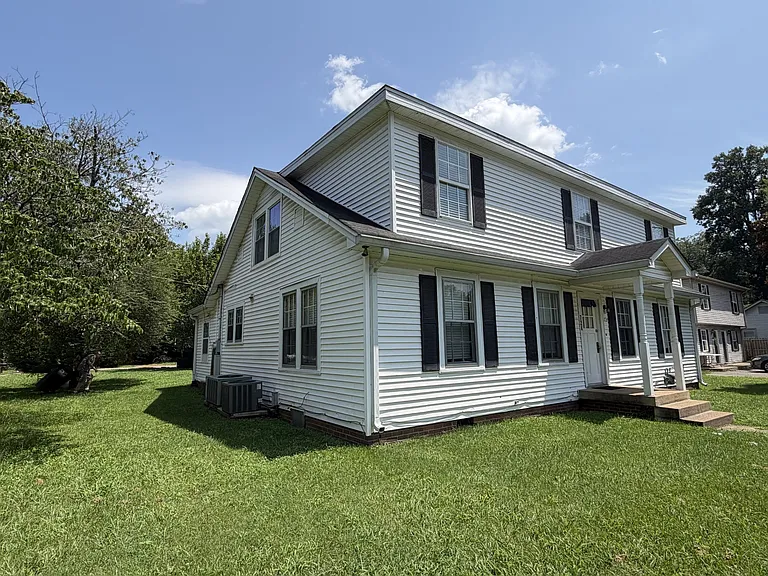 724 Fairview Ave — Photo 2
