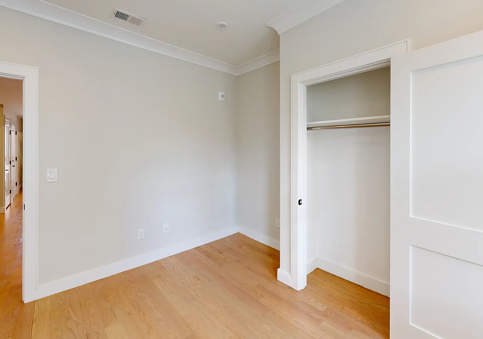 3 bed, 1000 sqft, $4,000 — Photo 2