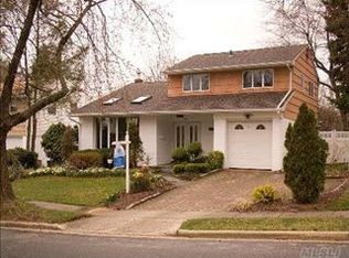 57 Netto Ln, Plainview, NY 11803