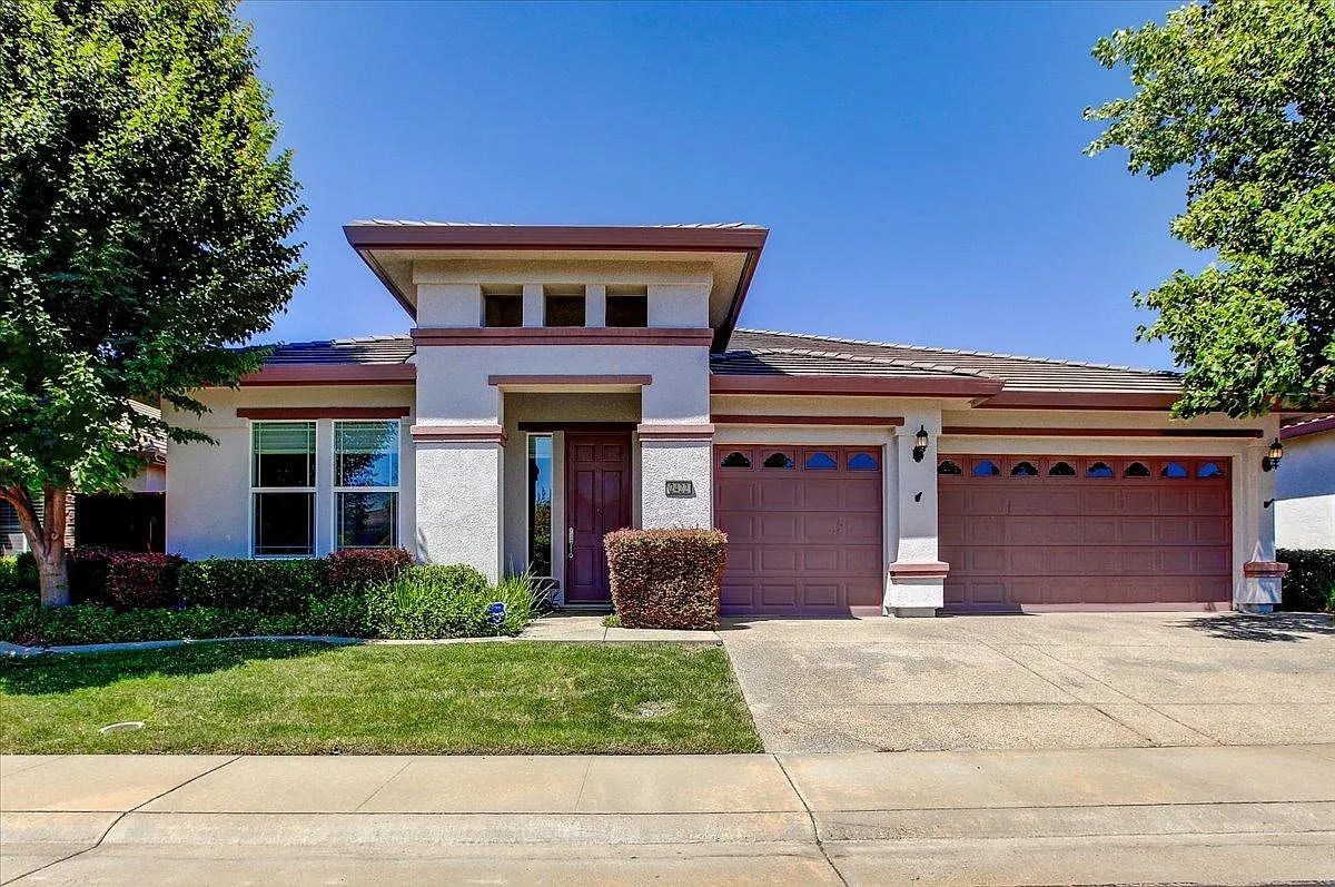 2422 Langtree Dr photo 1