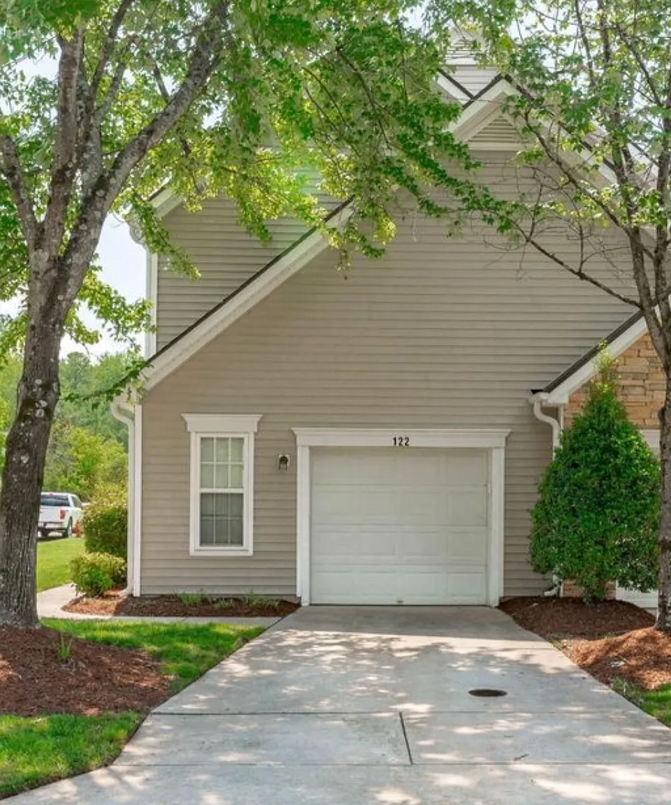 3 bed, 2.5 bath, 1943 sqft, $2,050 — Photo 2
