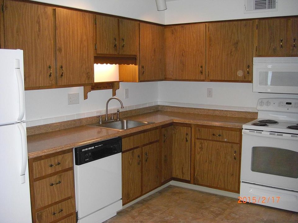 Kitchen w/ full range of modern appliances
