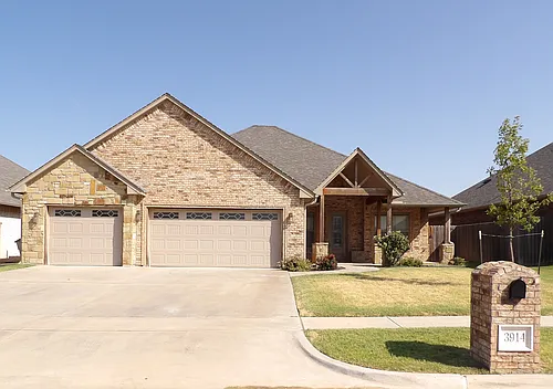 3914 NE Realtree Dr Photo 1