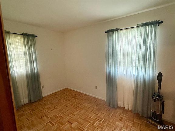 5th image of 20 Tulip Ave