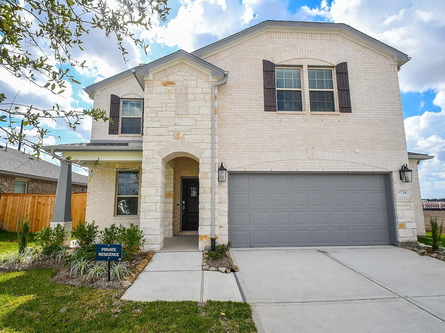 4 bed, 2.5 bath, 2566 sqft, $2,500 — Photo 2