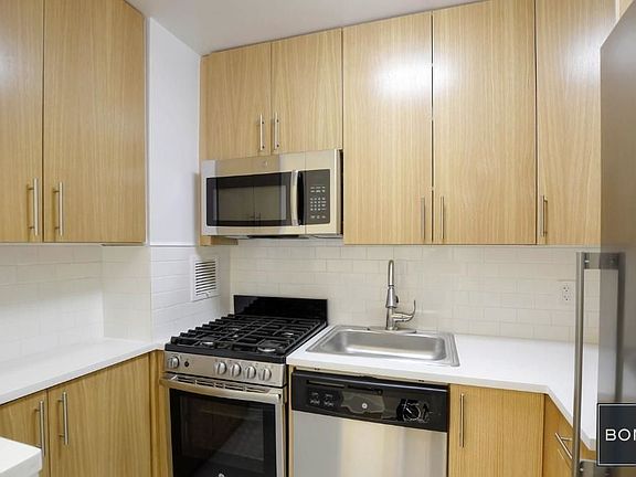 3rd image of 1 Astor Pl Ph G