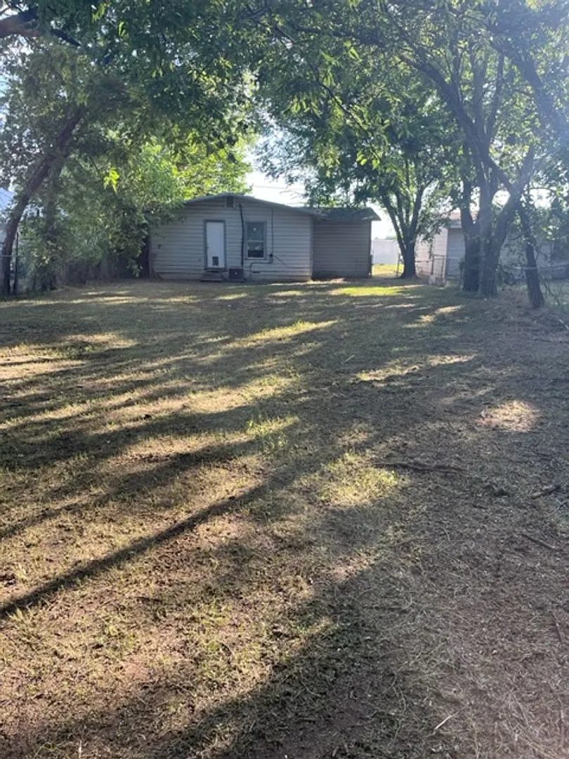 3 bed 1 bath ready now — Photo 2