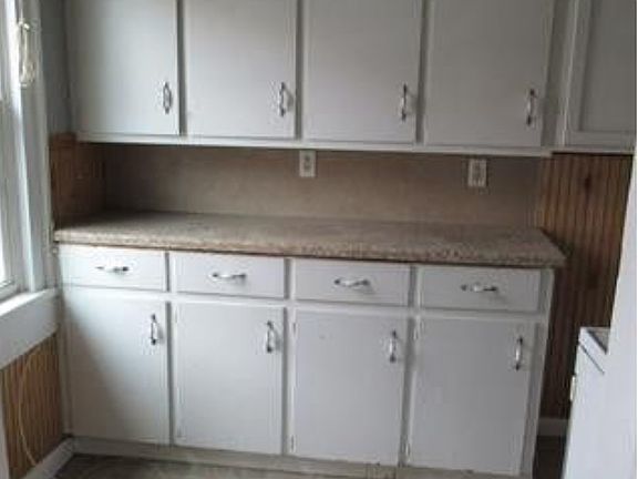 3rd image of 909 E 9th St