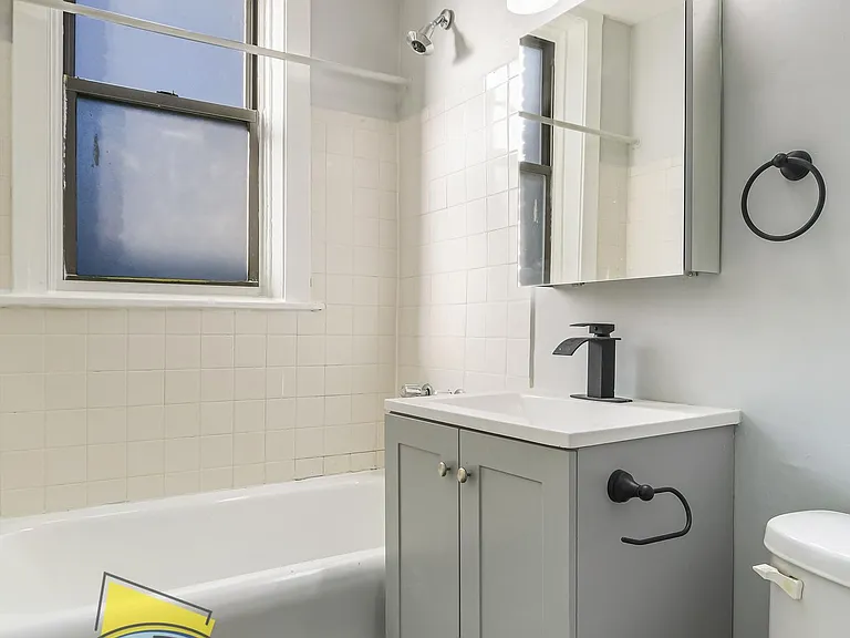 Hyde Park Apartments — Photo 6