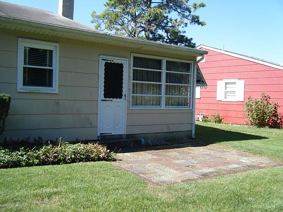 4th image of 915 Edgebrook Dr N