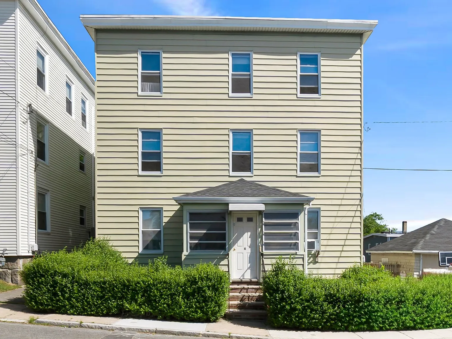 3 bed, 1.0 bath, 1140 sqft, $2,500 — Photo 1