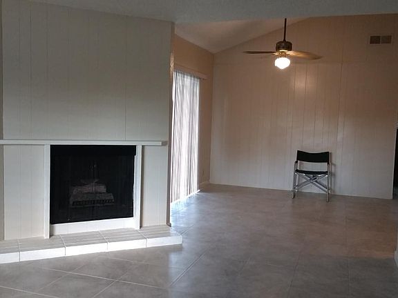 Gas fireplace, vaulted ceiling