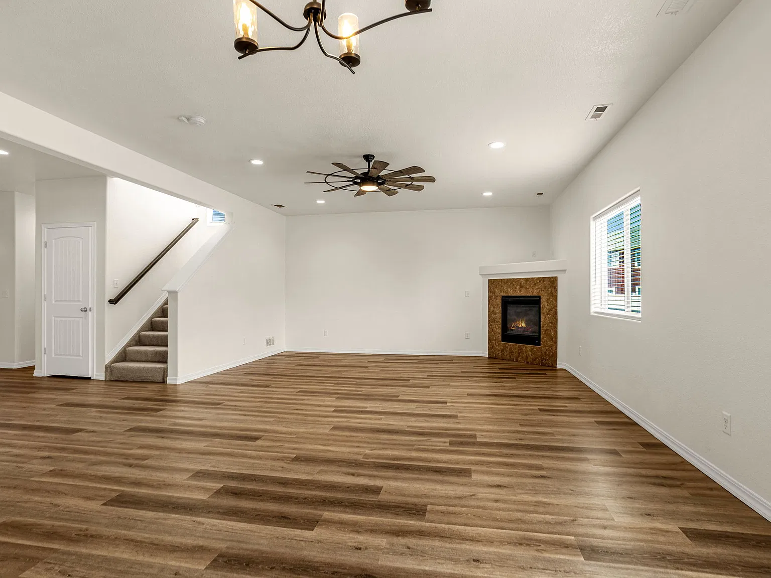 4 bed, 2.5 bath, 2800 sqft, $3,100 — Photo 3