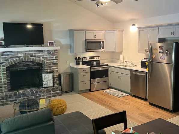 226 E 3rd St #B, Bonner Springs, KS 66012