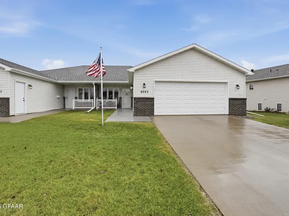 2023 Pembrooke Dr, Grand Forks, ND 58201
