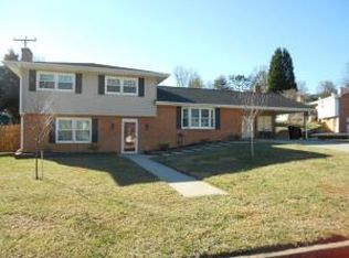 5620 Castle Rock Rd, Roanoke, VA 24018