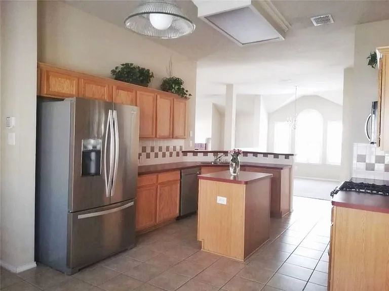 1724 River Oaks Dr — Photo 3
