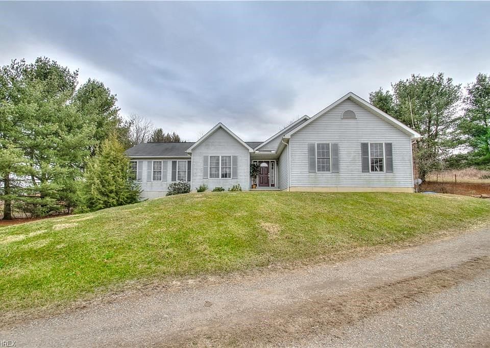 Welcome home to 15880 Crowl St SE, Minerva, Ohio 44657