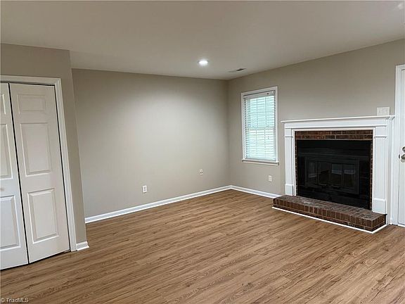 5th image of 704 Meadowgreen Village Dr #1-A