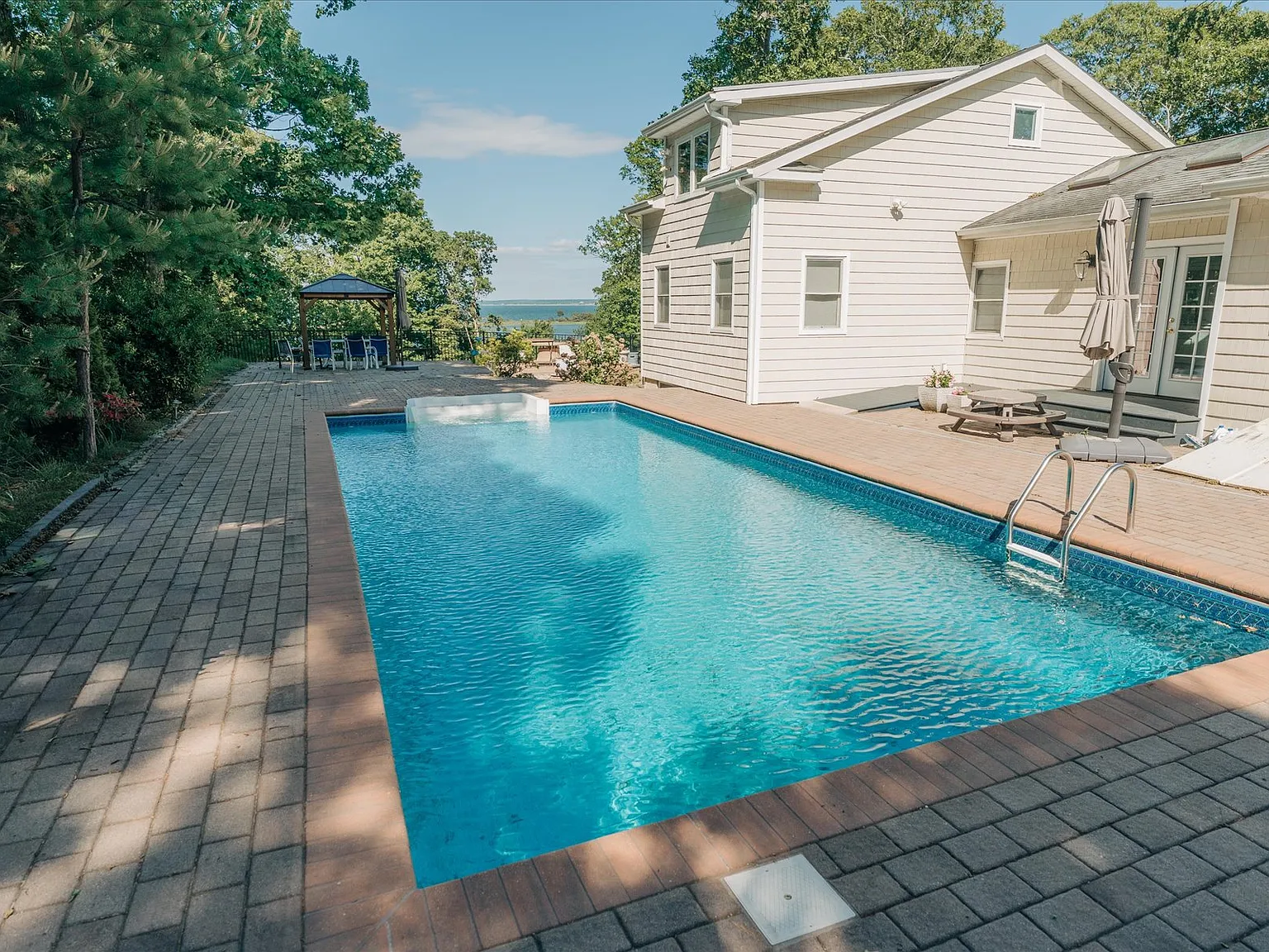 Charming summer retreat nestled in the heart of Hampton Bays. — Photo 1