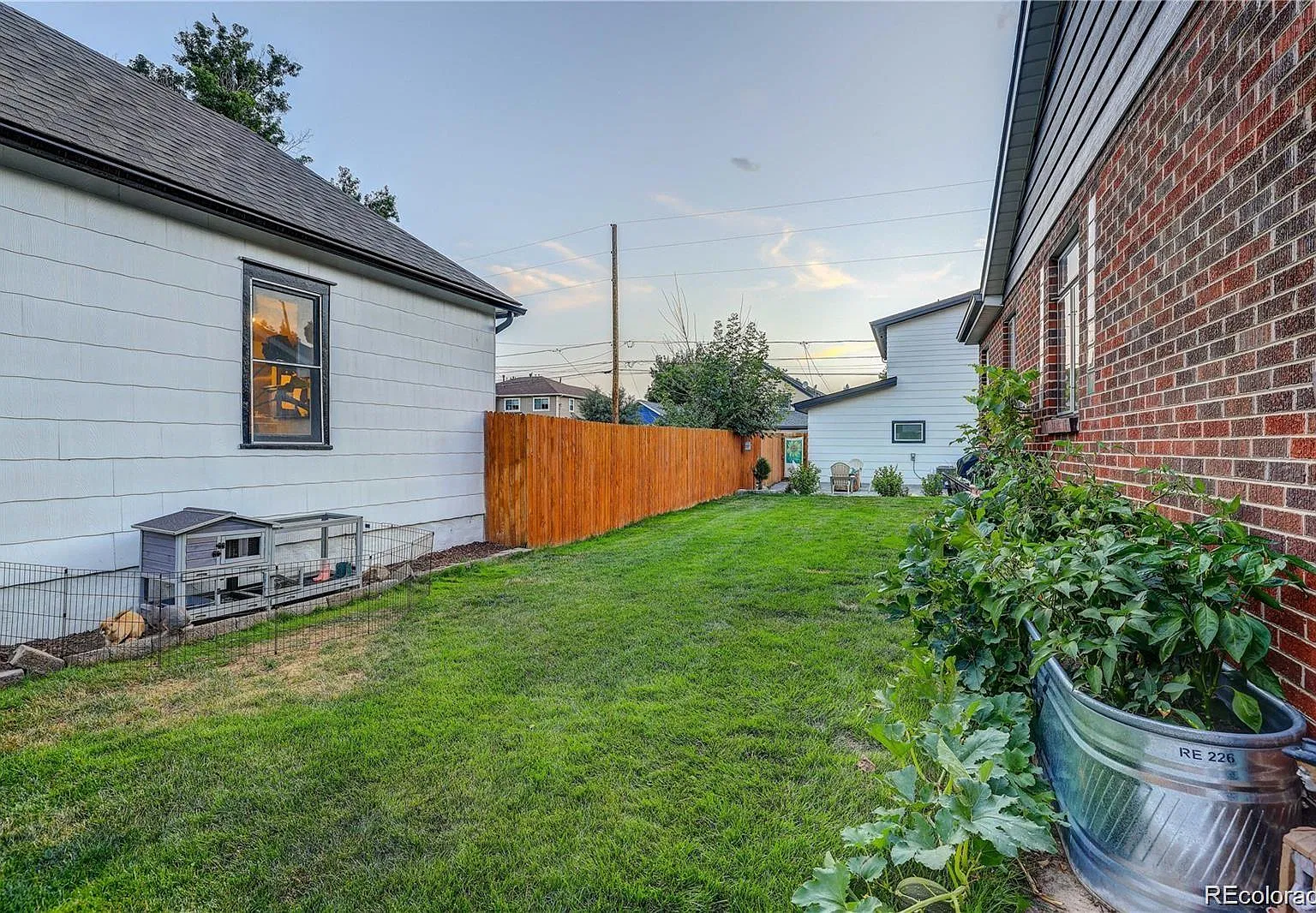 4 bed, 2.0 bath, 1919 sqft, $3,995 — Photo 4
