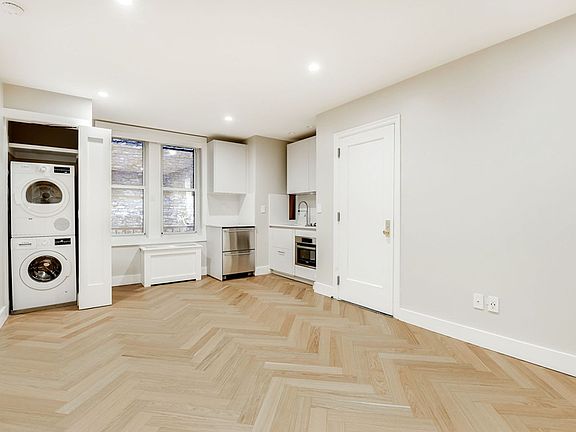 4th image of 225 W 23rd St #2252Q