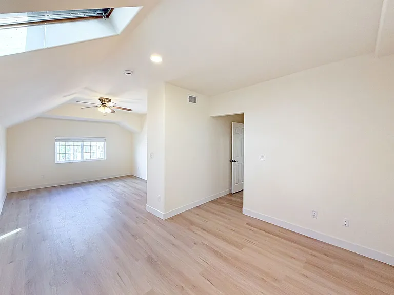 SD: Bright 2BD/2BA Unit in University Heights with A/C, In-Unit Laundry & 1 Reserved Parking — Photo 11