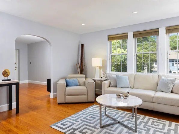 116 Floral St APT 6, Newton, MA 02461