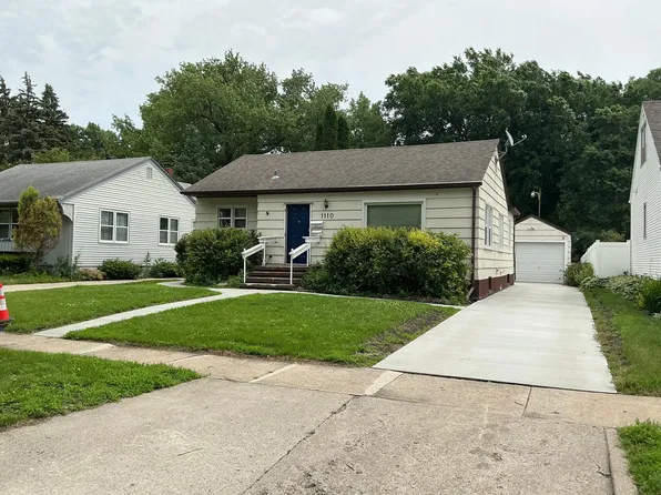 1110 12th St S, Moorhead, MN 56560