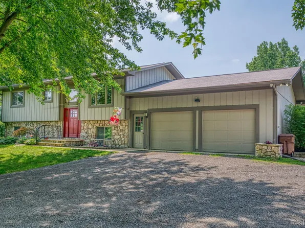 7515 Lange Rd, Fowlerville, MI 48836