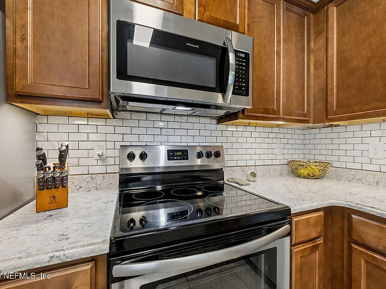470 Servia Dr — Photo 12