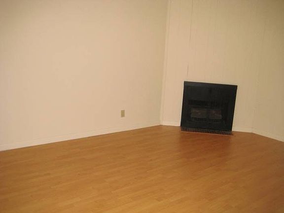 Living RM w/gas Fireplace