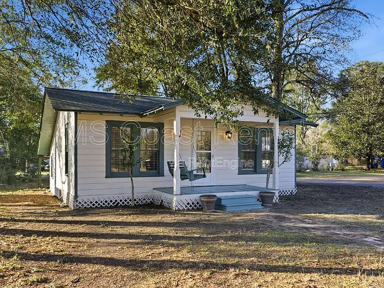 20 Martha Ave — Photo 2