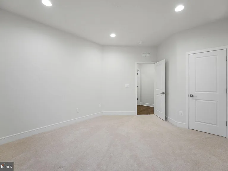 43421 Farringdon Sq — Photo 39