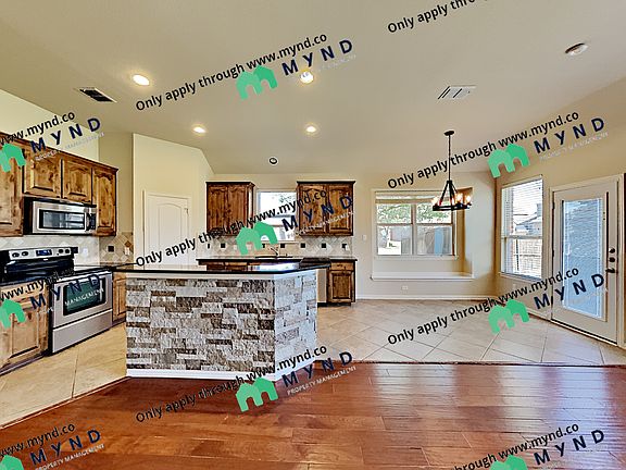 4th image of 936 Lake Forest Trl