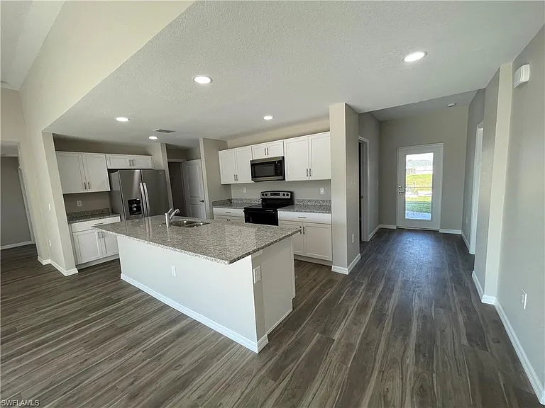 1617 NW 6th Ave — Photo 2