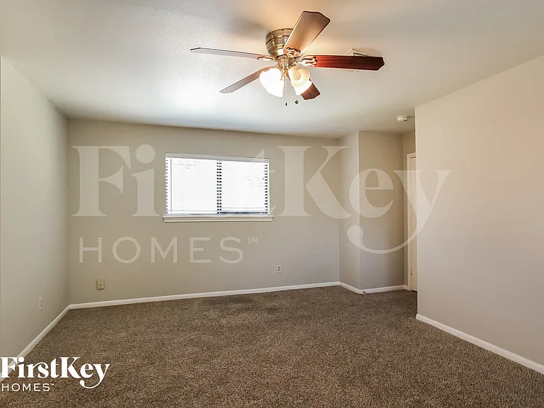 3811 Fernglade Dr — Photo 9