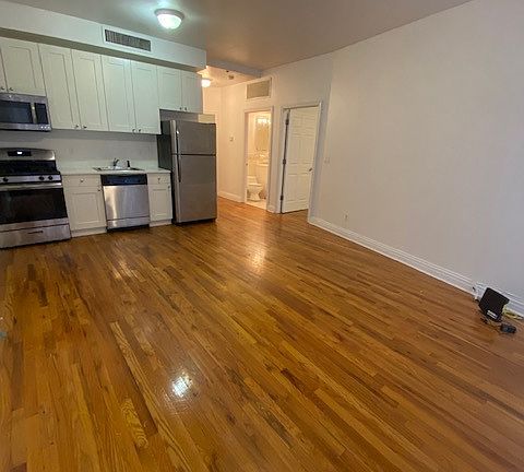 3rd image of 21 Maiden Ln APT 7B