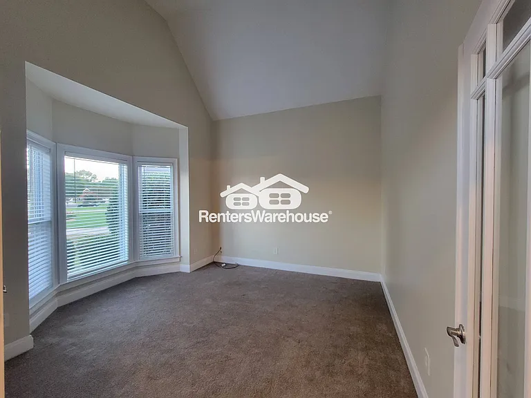 1025 Rowanshyre Cir — Photo 3