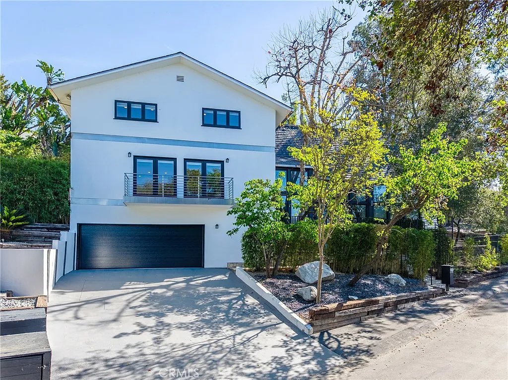 5 bed, 5.5 bath, 5717 sqft, $15,500 — Photo 2