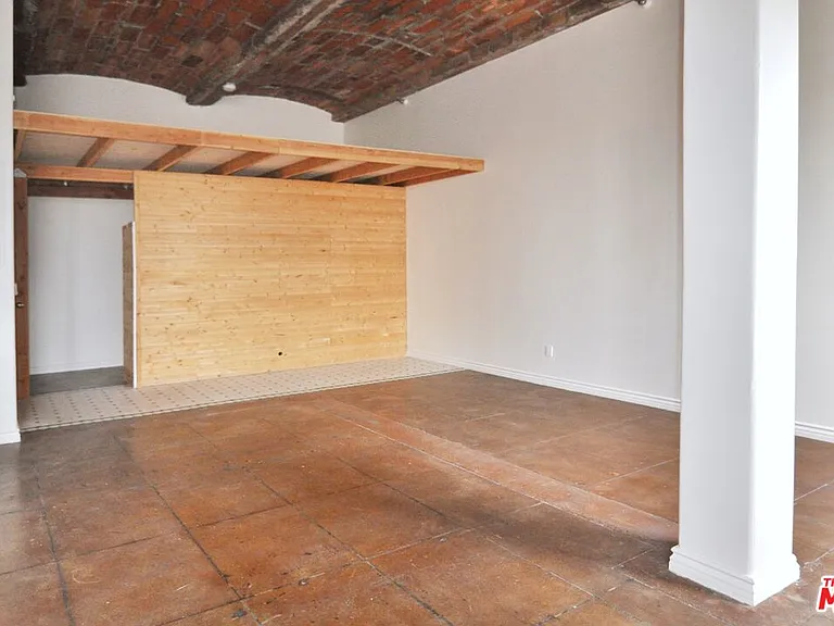215 W 7th St #1404 — Photo 22