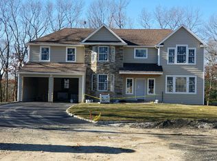1 Pineacre Dr, Smithtown, NY 11787