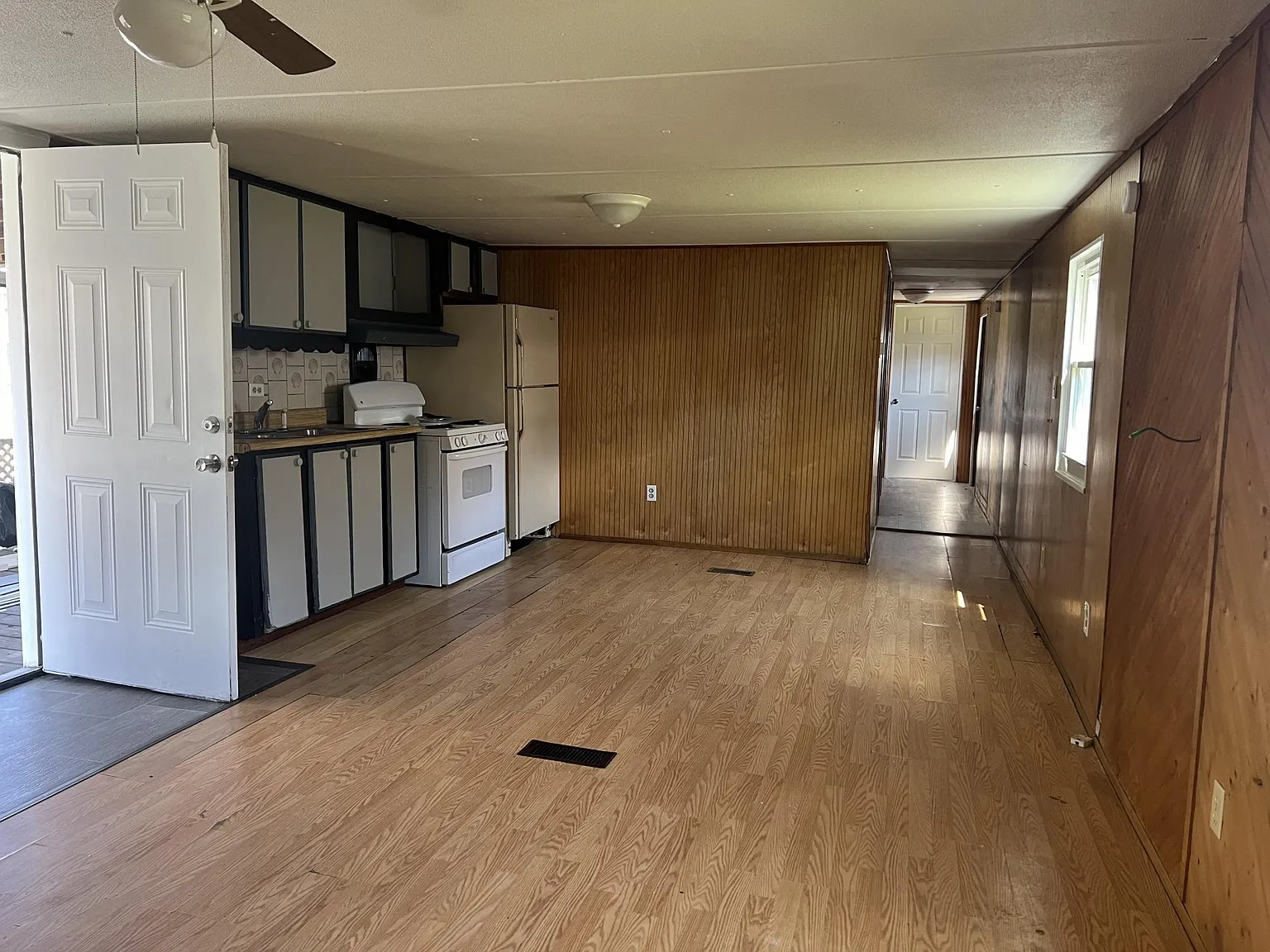 3 bed, 980 sqft, $895 — Photo 4