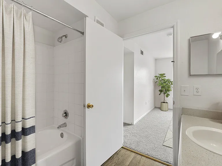 West Pointe Villas Apartment Homes — Photo 34