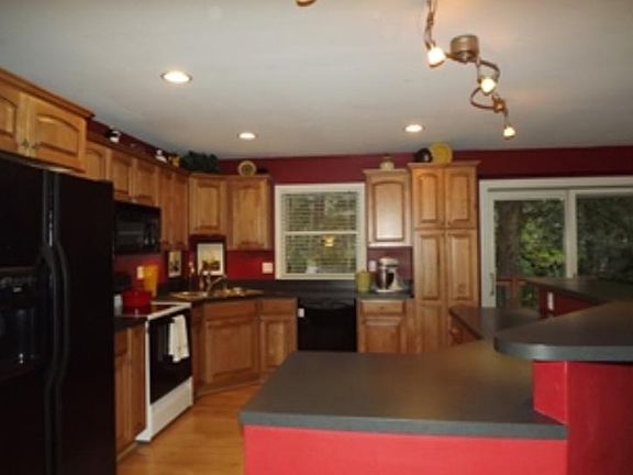 2nd image of 440 Yorkshire Dr