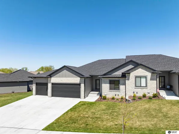 8848 Augusta Dr, Lincoln, NE 68526