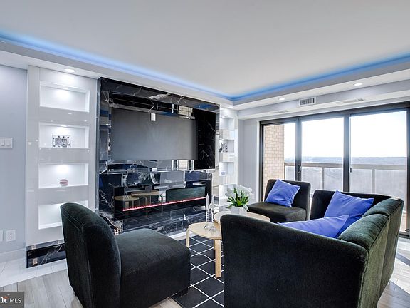 4th image of 309 Yoakum Pkwy APT 1711
